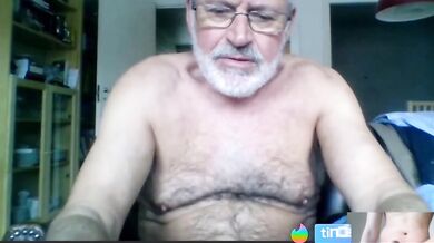 Nonno arrapato si masturba