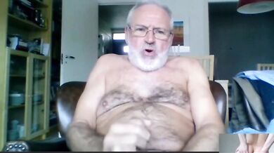 Nonno arrapato si masturba