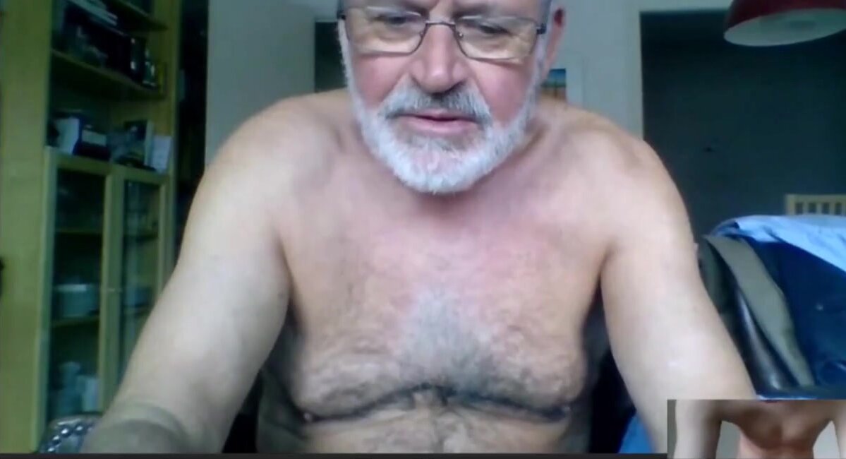 Nonno arrapato si masturba