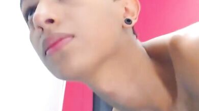 Bel giovane latino si masturba e mangia sperma