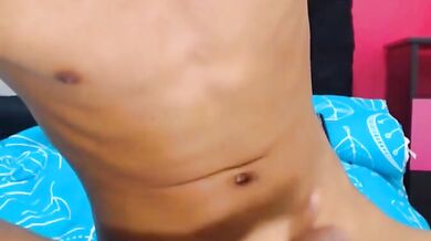 Bel giovane latino si masturba e mangia sperma