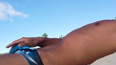 Ragazzo asiatico si masturba sulla spiaggia