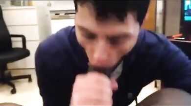 Giovane ragazzo bianco succhia cazzone nero