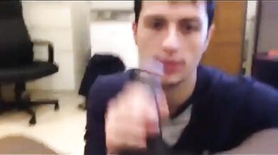 Giovane ragazzo bianco succhia cazzone nero