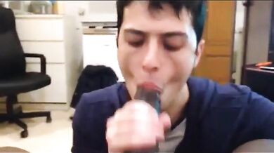 Giovane ragazzo bianco succhia cazzone nero