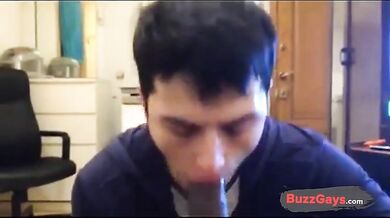 Giovane ragazzo bianco succhia cazzone nero