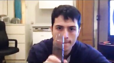 Giovane ragazzo bianco succhia cazzone nero