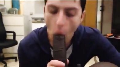 Giovane ragazzo bianco succhia cazzone nero