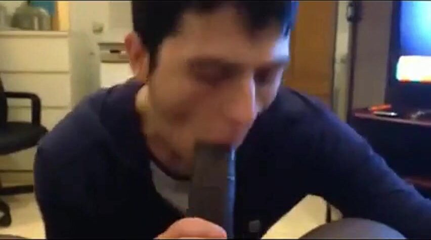 Giovane ragazzo bianco succhia cazzone nero