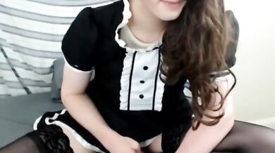 Cameriera francese carina si sega il grosso cazzo