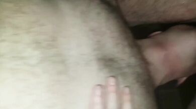 Spompina un grosso cazzo mentre si sega