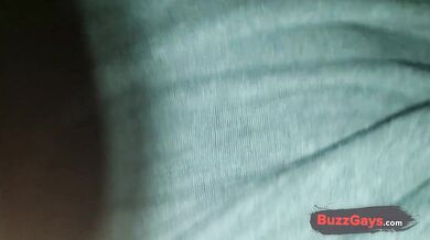 Spompina un grosso cazzo mentre si sega