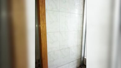 Ragazzo asiatico si sega il cazzo fino all'erezione