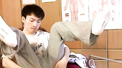 Giovane asiatico si masturba e gioca con il culo