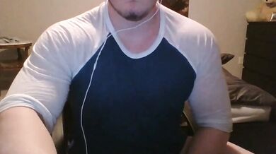 Nerd muscoloso si masturba e viene