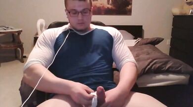 Nerd muscoloso si masturba e viene