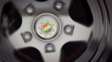 Nerd muscoloso si masturba e viene