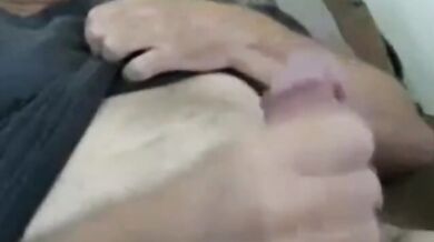 Bell'uomo maturo si sega e viene