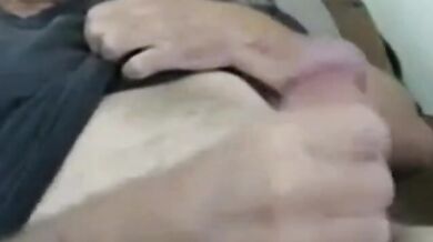 Bell'uomo maturo si sega e viene