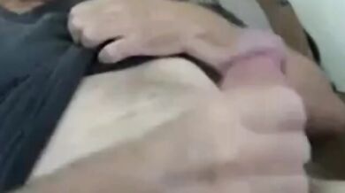 Bell'uomo maturo si sega e viene