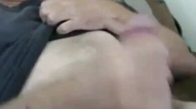 Bell'uomo maturo si sega e viene