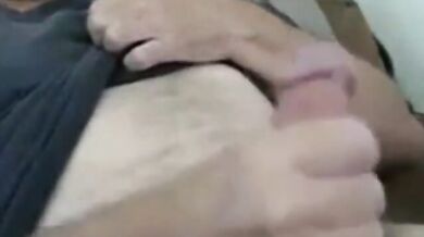 Bell'uomo maturo si sega e viene