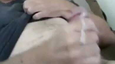 Bell'uomo maturo si sega e viene