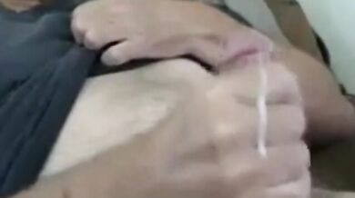 Bell'uomo maturo si sega e viene