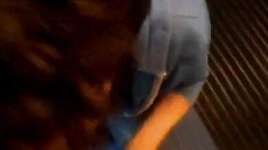 Pompino all'aperto con ingoio di sperma