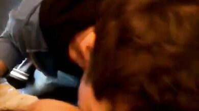 Pompino all'aperto con ingoio di sperma