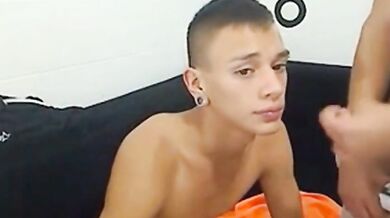 Succhia il cazzo dell'amico e ingoia il suo sperma