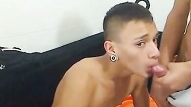 Succhia il cazzo dell'amico e ingoia il suo sperma