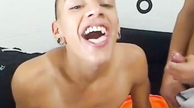 Succhia il cazzo dell'amico e ingoia il suo sperma