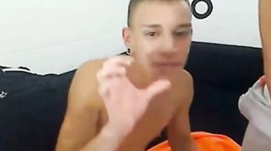 Succhia il cazzo dell'amico e ingoia il suo sperma