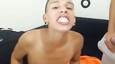 Succhia il cazzo dell'amico e ingoia il suo sperma