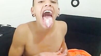 Succhia il cazzo dell'amico e ingoia il suo sperma