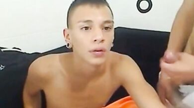 Succhia il cazzo dell'amico e ingoia il suo sperma