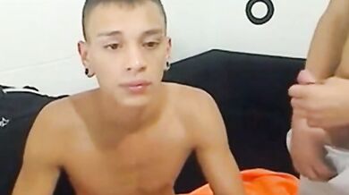 Succhia il cazzo dell'amico e ingoia il suo sperma