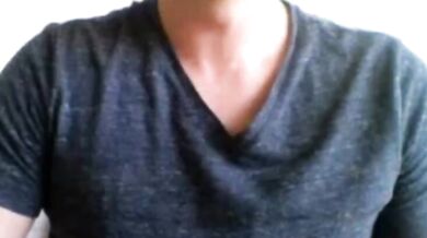 Si sega il grosso cazzo in cam