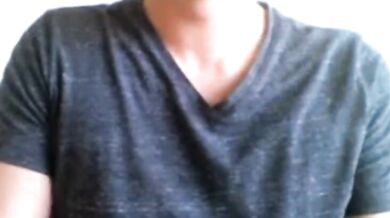 Si sega il grosso cazzo in cam