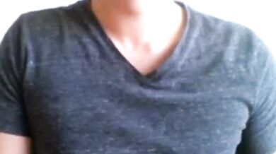 Si sega il grosso cazzo in cam