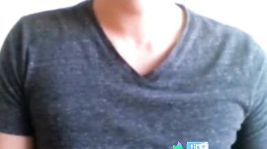 Si sega il grosso cazzo in cam