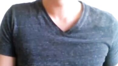 Si sega il grosso cazzo in cam