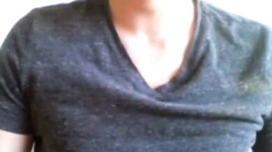 Si sega il grosso cazzo in cam