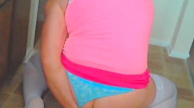 Travestito cavalca un dildo