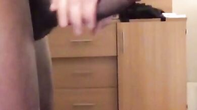 Gli succhio il cazzone nero che poi mi mette in culo