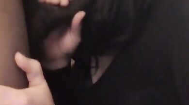 Gli succhio il cazzone nero che poi mi mette in culo