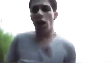 Brunetto inculato all'aperto si sega