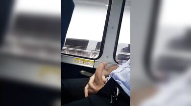 Mi masturbo sull'autobus e sborro molto