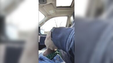 Si sega mentre guida in autostrada